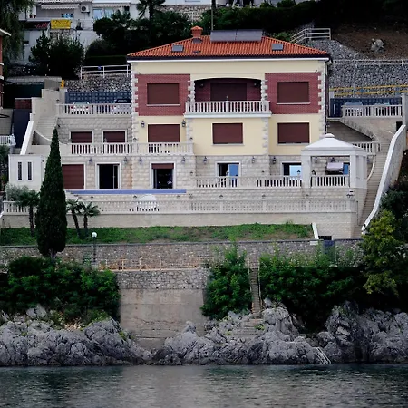 Apartmán Isabella - Luxury With Style Right Next To The Beach, Private Pool And Sea View